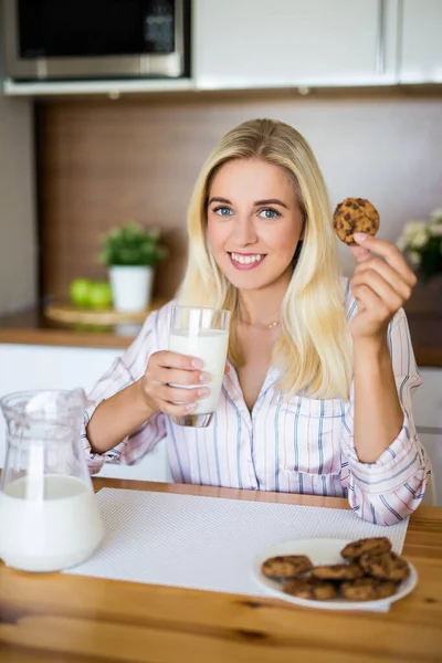 Desayuno Saludable Retrato Feliz Hermosa Mujer Beber Leche Comer Galletas — Foto de Stock