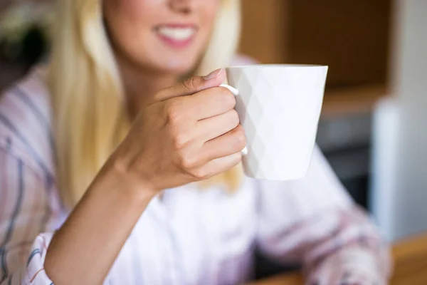 Primo Piano Della Giovane Donna Bionda Che Beve Caffè Casa — Foto Stock