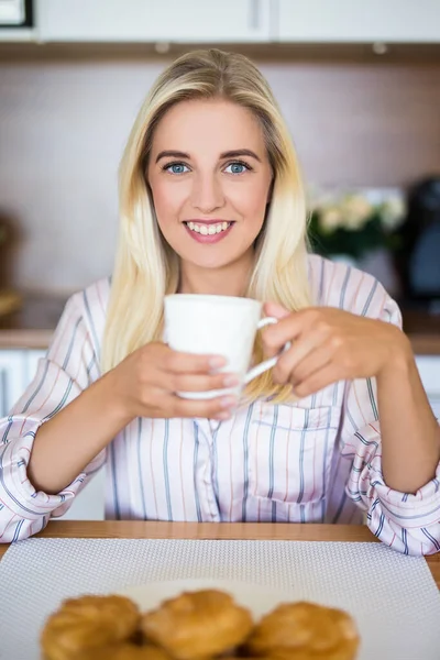 Desayuno Joven Mujer Pijama Beber Café Con Pastelería Cocina — Foto de Stock