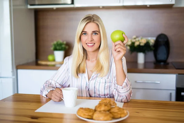 Concepto Desayuno Pausa Para Café Retrato Mujer Comiendo Casa — Foto de Stock