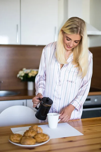 Concepto Desayuno Retrato Joven Hermosa Mujer Pijama Verter Café Prensa — Foto de Stock