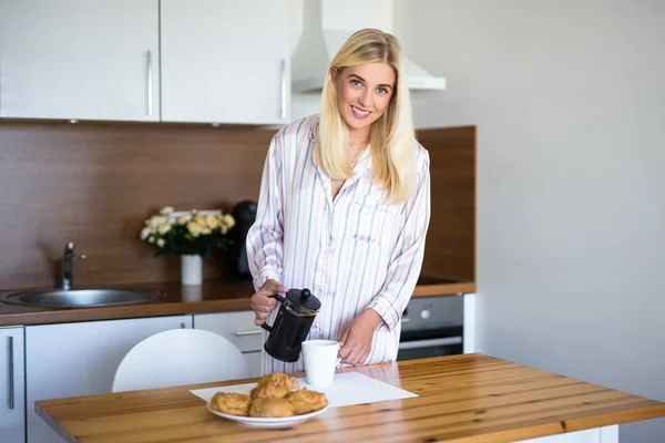 Frukostkoncept Porträtt Ung Kvinna Som Häller Kaffe Från Fransk Press — Stockfoto