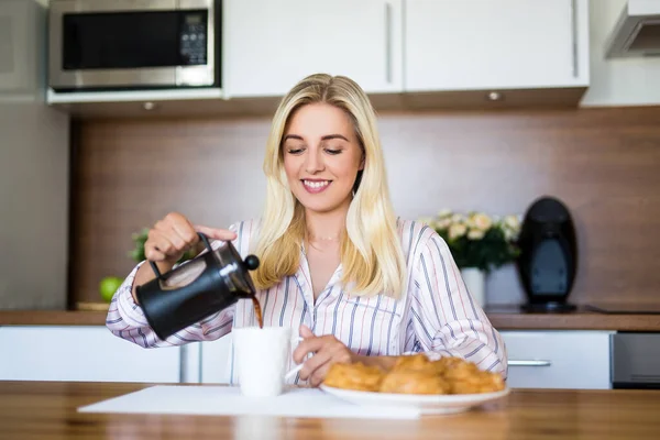 Concepto Desayuno Joven Hermosa Mujer Vertiendo Café Cocina Moderna — Foto de Stock