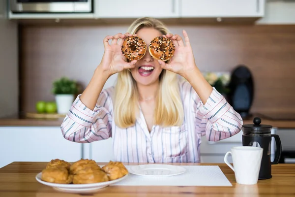 Retrato Chica Divertida Pijama Cubriendo Sus Ojos Con Donas Cocina — Foto de Stock