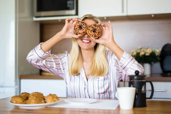 Πορτρέτο Της Αστείας Νεαρής Γυναίκας Που Καλύπτει Μάτια Της Ντόνατς — Φωτογραφία Αρχείου