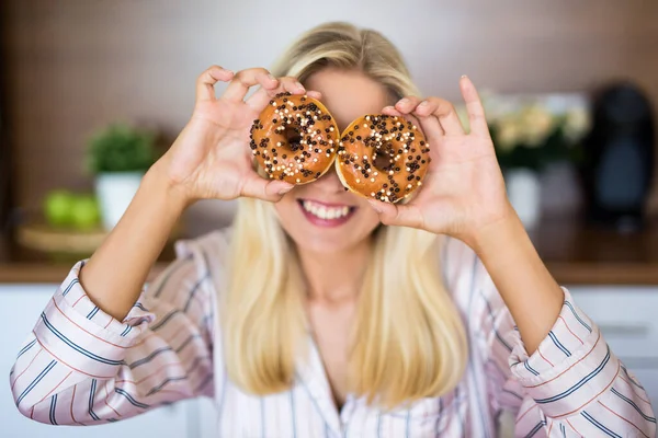 Retrato Joven Feliz Cubriendo Sus Ojos Con Donas Cocina Moderna — Foto de Stock