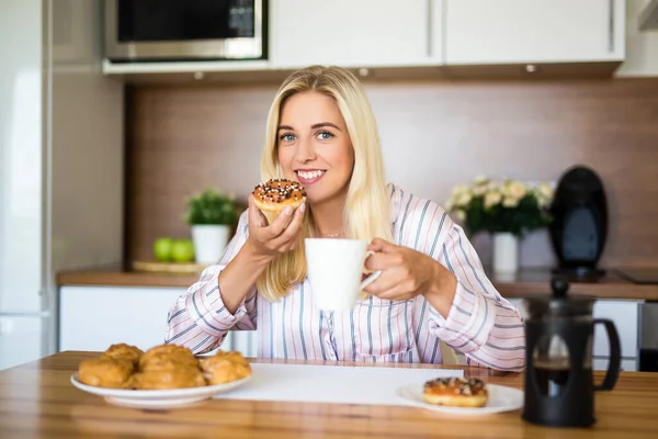 Retrato Una Joven Pijama Comiendo Rosquillas Tomando Café Cocina Moderna — Foto de Stock