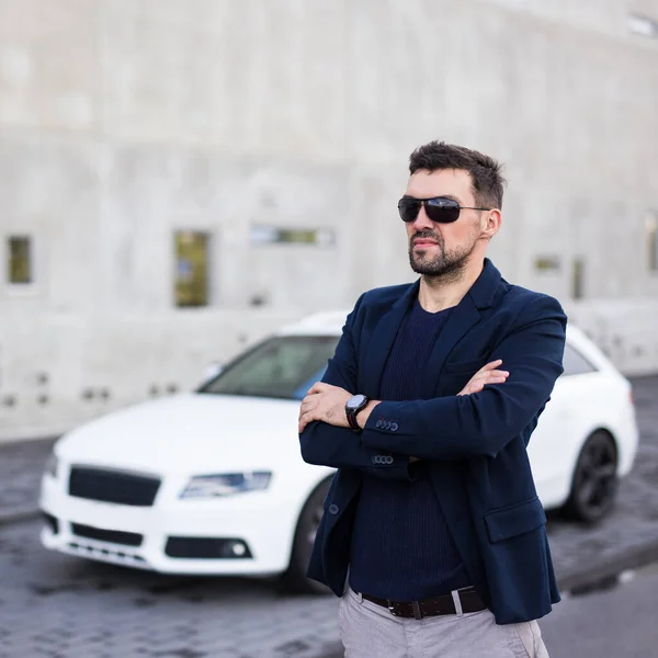 Retrato Del Conductor Posando Con Coche Moderno —  Fotos de Stock