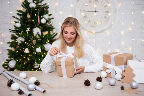 Bella Donna Bionda Con Regali Natale Seduta Salotto Decorato — Foto Stock