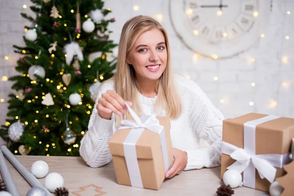 Портрет Молодої Красивої Блондинки Відкриває Різдвяні Подарунки Декорованій Вітальні — стокове фото