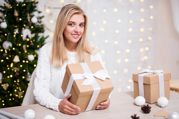 Giovane Bella Donna Bionda Seduta Con Regali Natale Salotto Decorato — Foto Stock