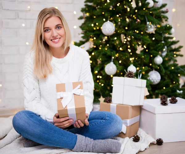 Jovem Mulher Sentada Sala Estar Com Árvore Natal Decorada Caixas — Fotografia de Stock