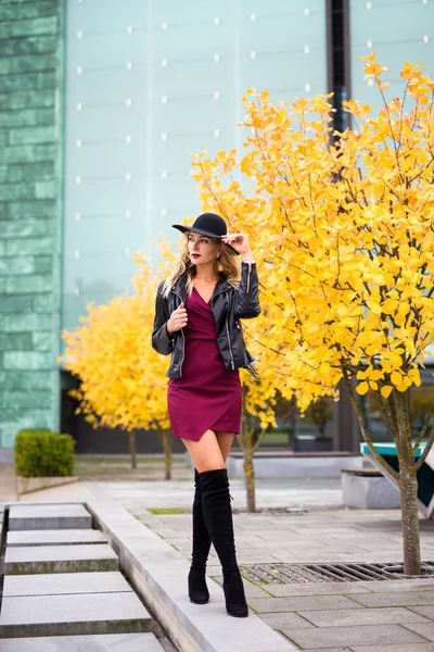Full Length Portrait Young Attractive Blond Woman Walking Autumn City — Stock Photo, Image