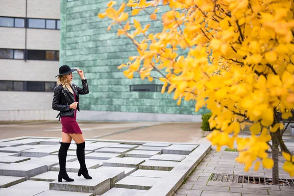 Pełnowymiarowy Portret Młodej Atrakcyjnej Blondynki Spacerującej Jesiennym Parku — Zdjęcie stockowe
