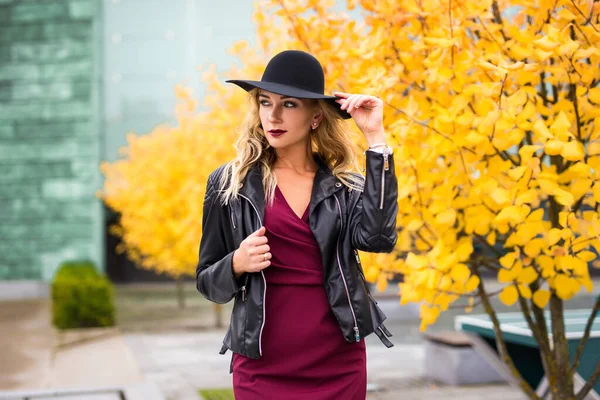 Retrato Mujer Rubia Joven Atractiva Sombrero Posando Ciudad Otoño —  Fotos de Stock