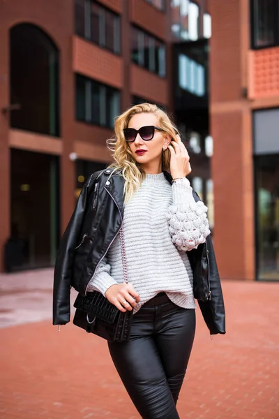 Retrato Joven Hermosa Mujer Rubia Posando Calle Ciudad Moderna —  Fotos de Stock