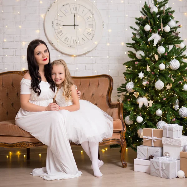 Μητέρα Και Μικρή Κόρη Στο Σαλόνι Διακοσμημένο Χριστουγεννιάτικο Δέντρο — Φωτογραφία Αρχείου