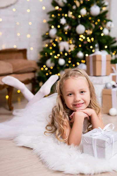 Мила Маленька Дівчинка Білій Сукні Вдома Ялинкою Подарунками — стокове фото