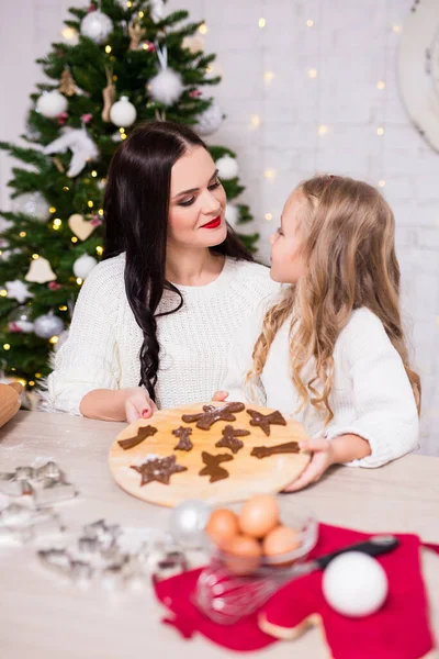 소녀와 그녀의 어머니 크리스마스 쿠키를 장식된 부엌에서 요리하는 — 스톡 사진