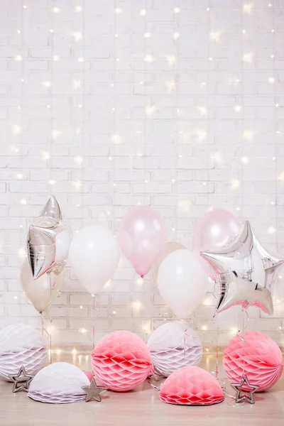 Geburtstagsfeier Dekoration Bunte Luftballons Sterne Papierkugeln Und Kopierraum Über Ziegelwand — Stockfoto