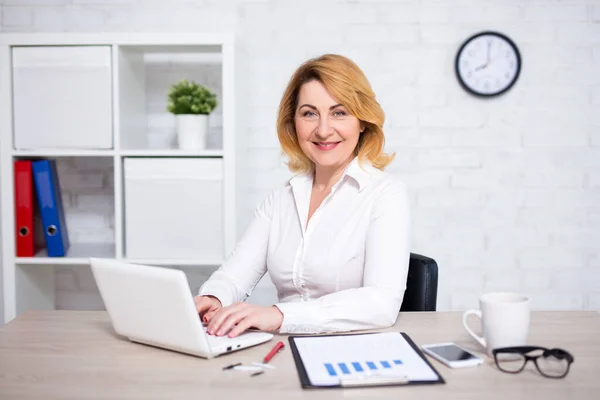 Mature Business Woman Working Modern Office — Stock Photo, Image
