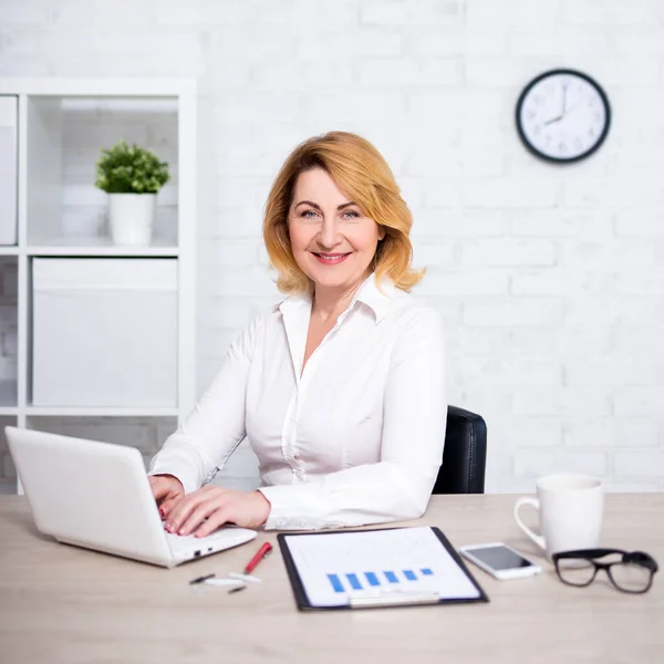 Retrato Mujer Negocios Madura Que Trabaja Oficina Moderna — Foto de Stock