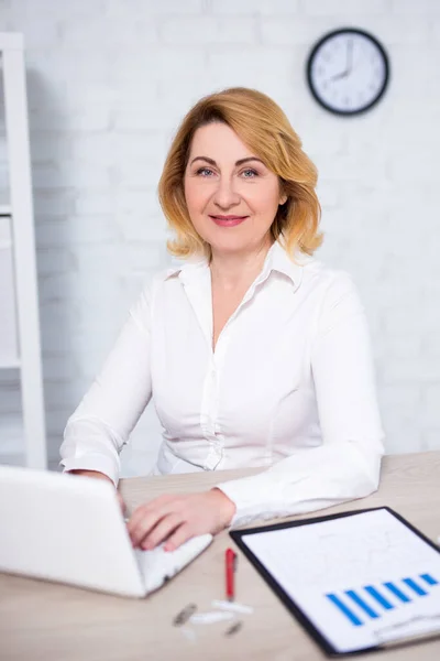Portrait Mature Business Woman Working Laptop Modern Office — Stock Photo, Image