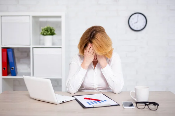 うつ病の概念 オフィスに座ってストレス成熟したビジネス女性 — ストック写真