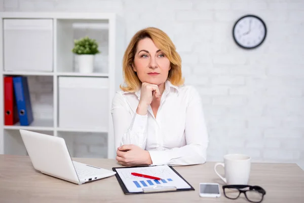 Traurige Reife Geschäftsfrau Sitzt Modernen Büro — Stockfoto