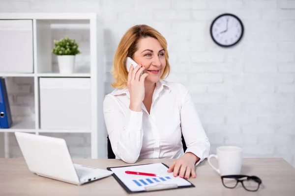 Happy Mature Business Woman Sitting Office Talking Smart Phone — Stock Photo, Image
