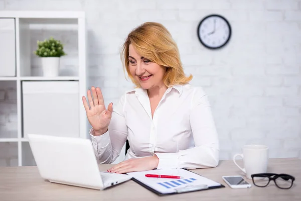 Videoconferentie Concept Portret Van Volwassen Zakenvrouw Zittend Kantoor Met Laptop — Stockfoto