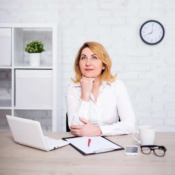 Fröhliche Reife Geschäftsfrau Sitzt Modernen Büro Und Träumt Von Etwas — Stockfoto