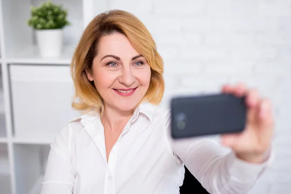 Retrato Mulher Negócios Madura Alegre Tirar Foto Selfie Com Telefone — Fotografia de Stock