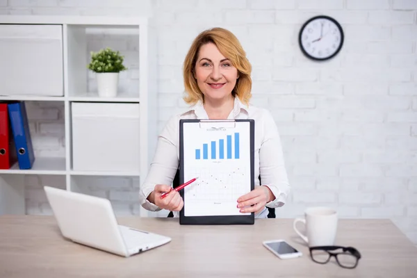 Concepto Plan Negocio Mujer Negocios Madura Alegre Oficina Mostrando Portapapeles — Foto de Stock