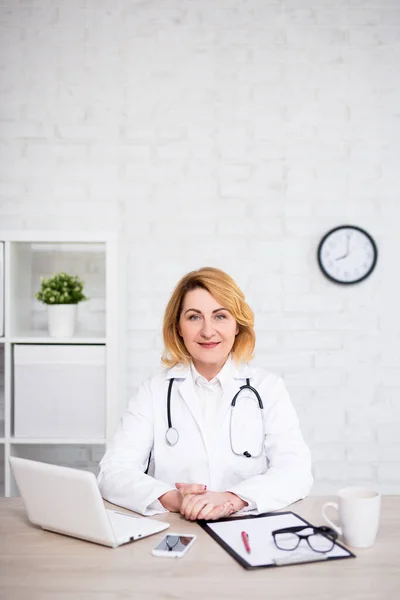 Alegre Mujer Madura Médico Enfermera Sentado Oficina Espacio Copia Sobre — Foto de Stock