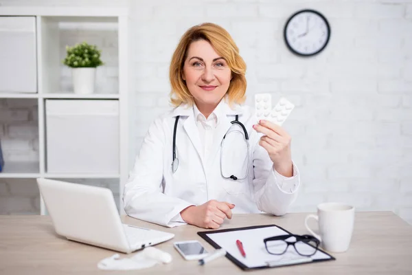 Médico Femenino Maduro Mostrando Pastillas Oficina Moderna Farmacia — Foto de Stock