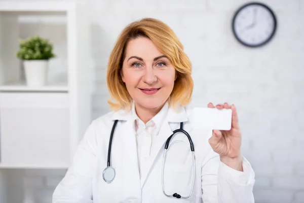 Retrato Mulher Madura Alegre Médico Mostrando Seu Cartão Visita — Fotografia de Stock