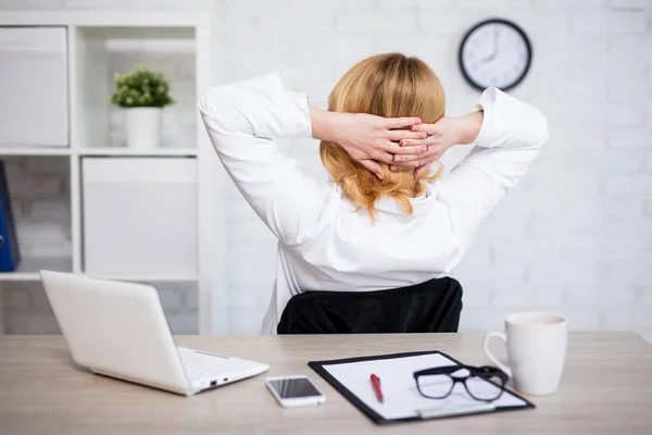 Rückansicht Einer Reifen Geschäftsfrau Die Sich Mit Den Händen Hinter — Stockfoto