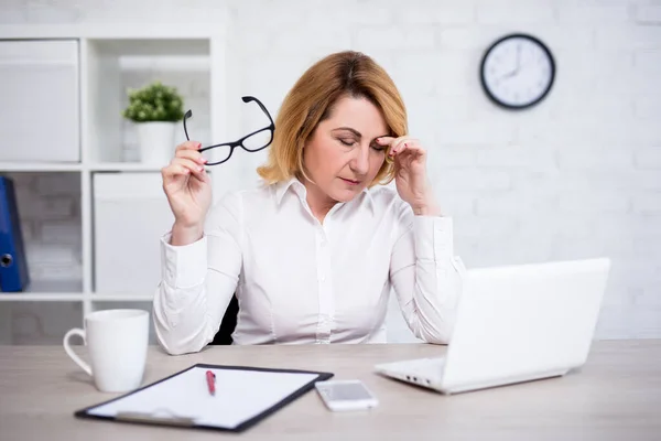 Stress Werkconcept Gestresste Vermoeide Volwassen Vrouwelijke Arts Zittend Modern Kantoor — Stockfoto