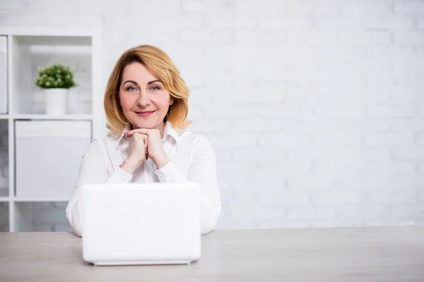 Reife Frau Sitzt Mit Laptop Modernem Büro Oder Wohnzimmer Kopierraum — Stockfoto