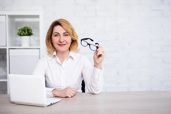 Volwassen Zakenvrouw Zitten Met Laptop Modern Kantoor Woonkamer Kopieer Ruimte — Stockfoto