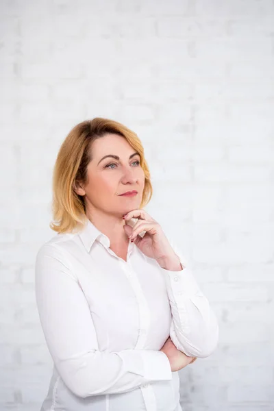 Portrait Thinking Mature Business Woman Posing White Brick Wall Copy — Stock Photo, Image