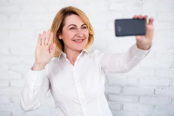 Portrét Veselé Zralé Obchodní Žena Přičemž Selfie Nebo Dělat Videohovor — Stock fotografie