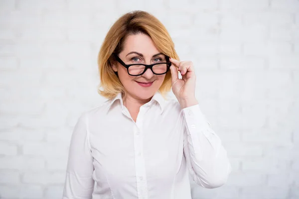 Portrét Veselé Zralé Obchodní Žena Brýlích Pózování Přes Bílou Cihlovou — Stock fotografie
