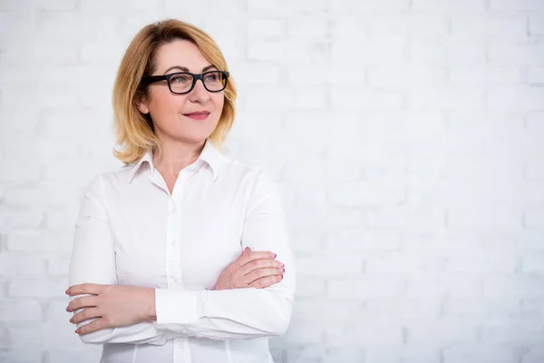 Portrait Mature Business Woman Eyeglasses Posing White Brick Wall Copy — Stock Photo, Image