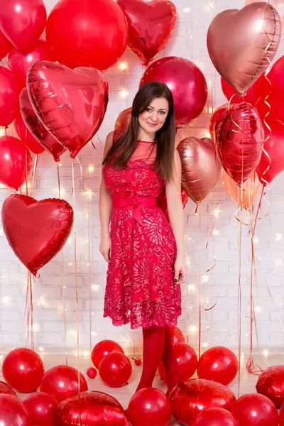 Belle Jeune Femme Robe Rouge Avec Des Ballons Forme Coeur — Photo