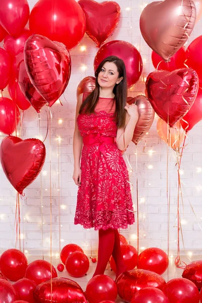 Портрет Красивої Молодої Жінки Червоній Сукні Повітряними Кулями Формі Серця — стокове фото