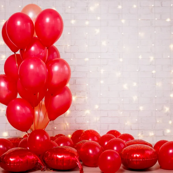 Fond Saint Valentin Bouquet Ballons Rouges Sur Mur Briques Blanches — Photo