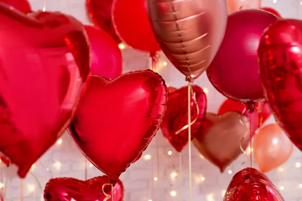 Valentinstag Hintergrund Nahaufnahme Von Roten Folie Herzförmigen Luftballons Über Weißen — Stockfoto