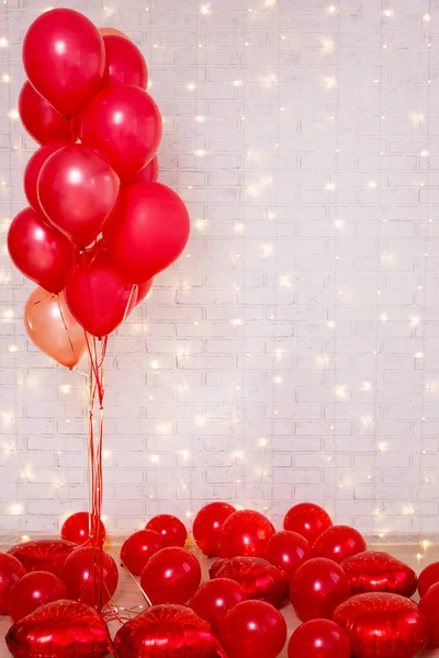 Valentinstag Hintergrund Rote Luftballons Über Weißem Backstein Wand Mit Kopierraum — Stockfoto